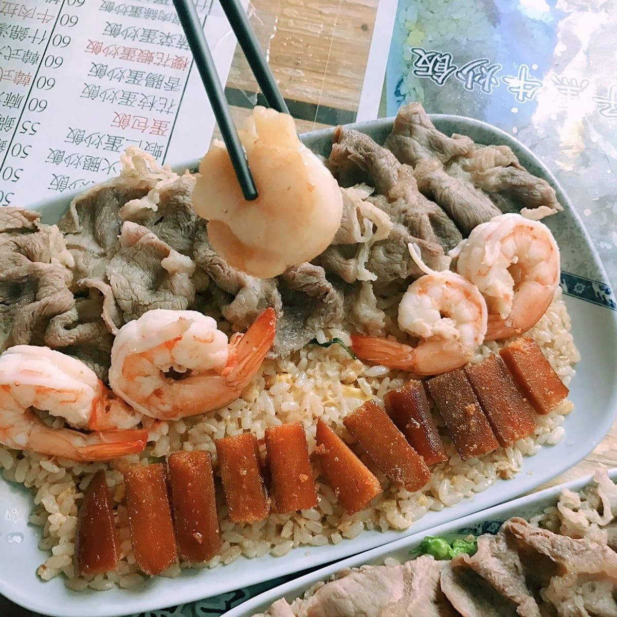 台南最霸氣炒飯!「F4炒飯」鋪滿大蝦、干貝、烏魚子、安格斯牛,網友激推 台南最霸氣炒飯!「F4炒飯」鋪滿大蝦、干貝、烏魚子、安格斯牛,網友激推