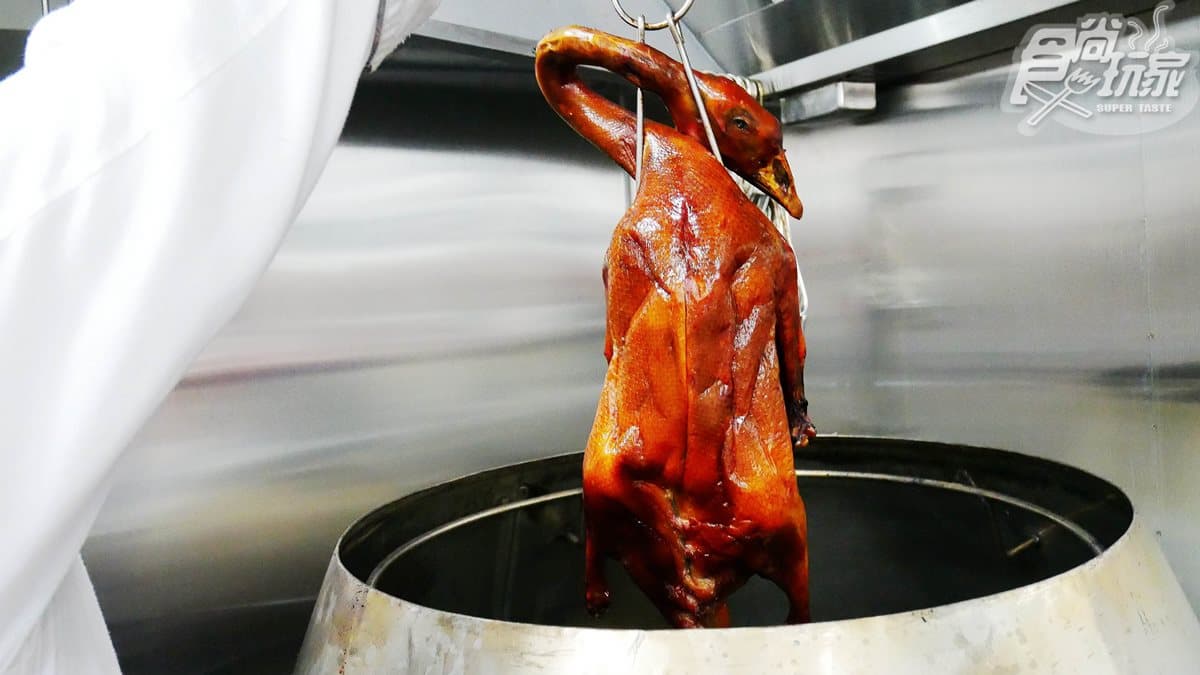 【新開店】港式燒鵝皮脆肉甜,但最搶戲是:香菜皮蛋鵝雜湯、珍珠奶茶 【新開店】港式燒鵝皮脆肉甜,但最搶戲是:香菜皮蛋鵝雜湯、珍珠奶茶