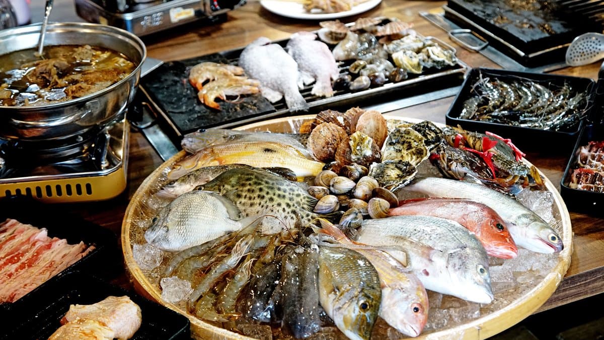 高雄最狂吃到飽!海鮮、烤肉、薑母鴨火烤三吃,還有加碼大放送