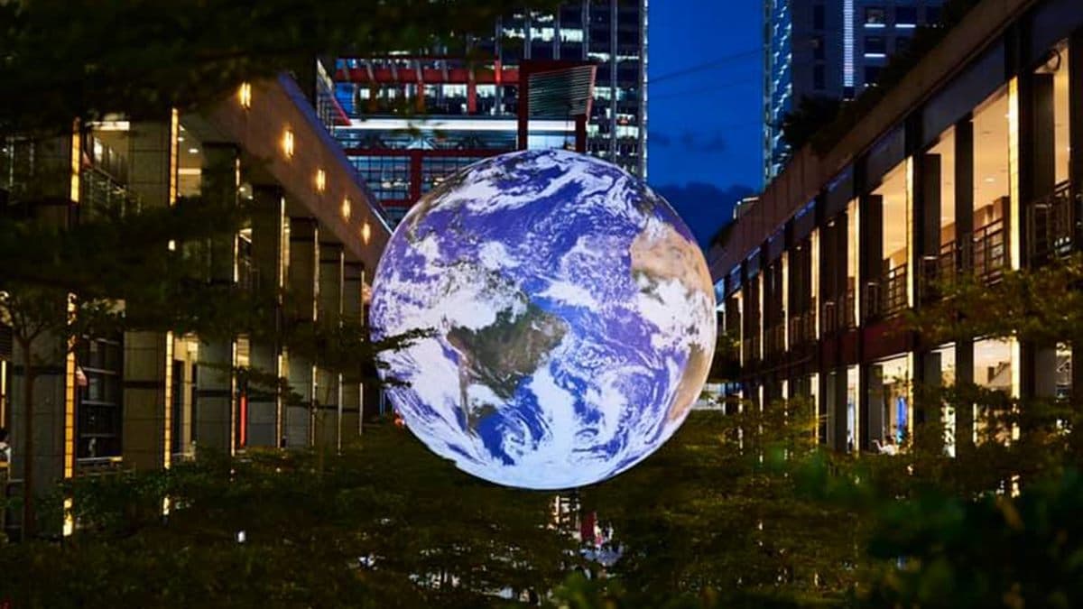 「7米飄浮地球」現身信義區!最佳拍攝角度在這,IG打卡衝一波