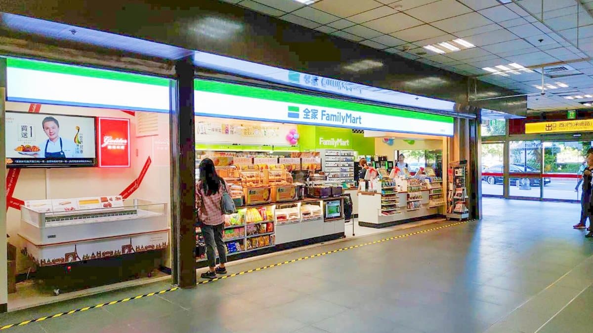 台鐵超商大換血!「全家」陸續進駐25個車站,「小七」門市只到9月