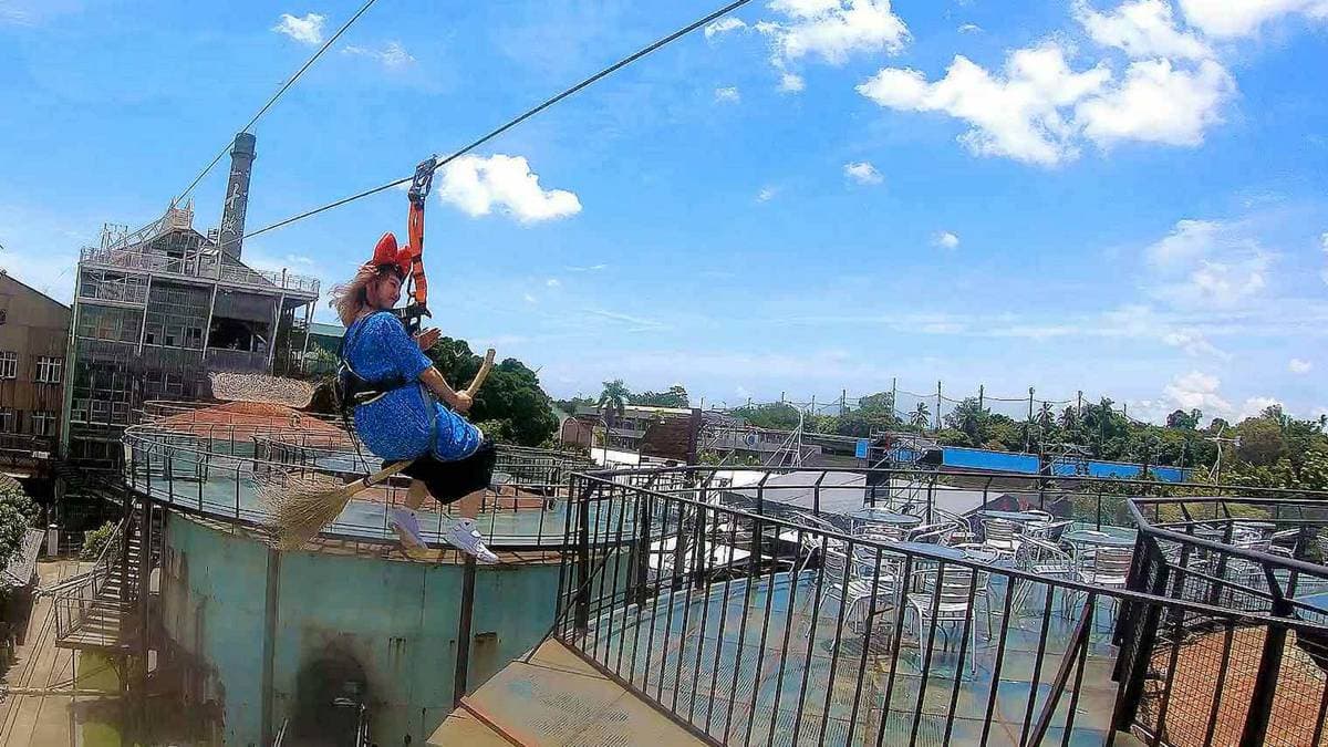 台南新玩法!20公尺高飛天掃帚來了,暑假必玩真實版魔女宅急便、哈利波特