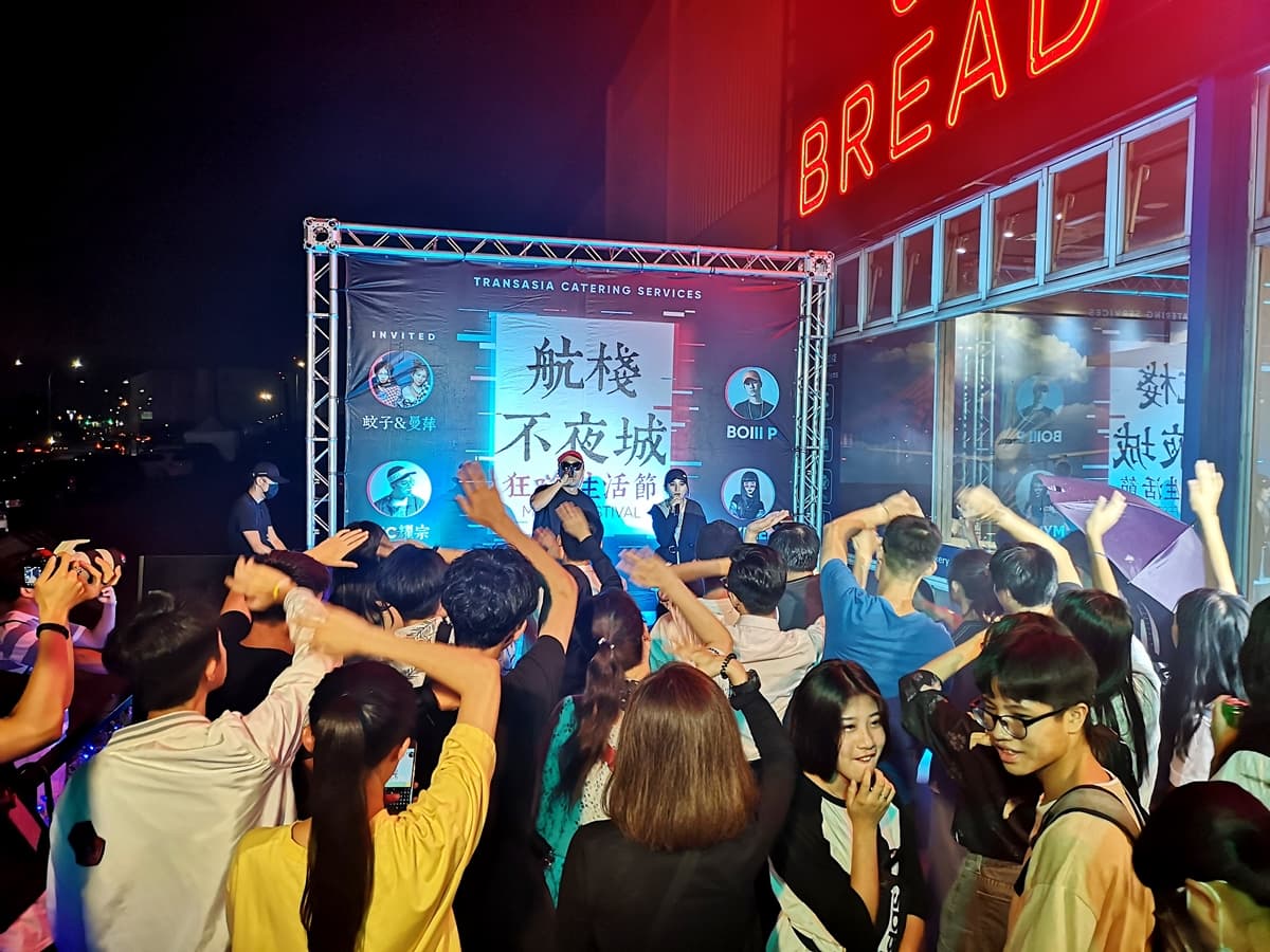 桃園「不夜城」超好玩!吃比臉大牛排、追飛機、當網美,喝酒還能賺獎金 桃園「不夜城」超好玩!吃比臉大牛排、追飛機、當網美,喝酒還能賺獎金