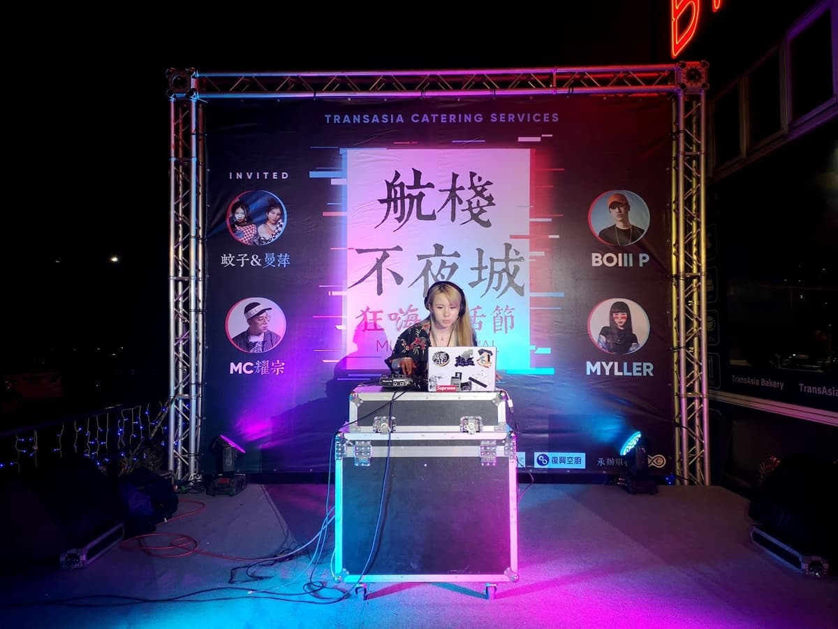 桃園「不夜城」超好玩!吃比臉大牛排、追飛機、當網美,喝酒還能賺獎金 桃園「不夜城」超好玩!吃比臉大牛排、追飛機、當網美,喝酒還能賺獎金