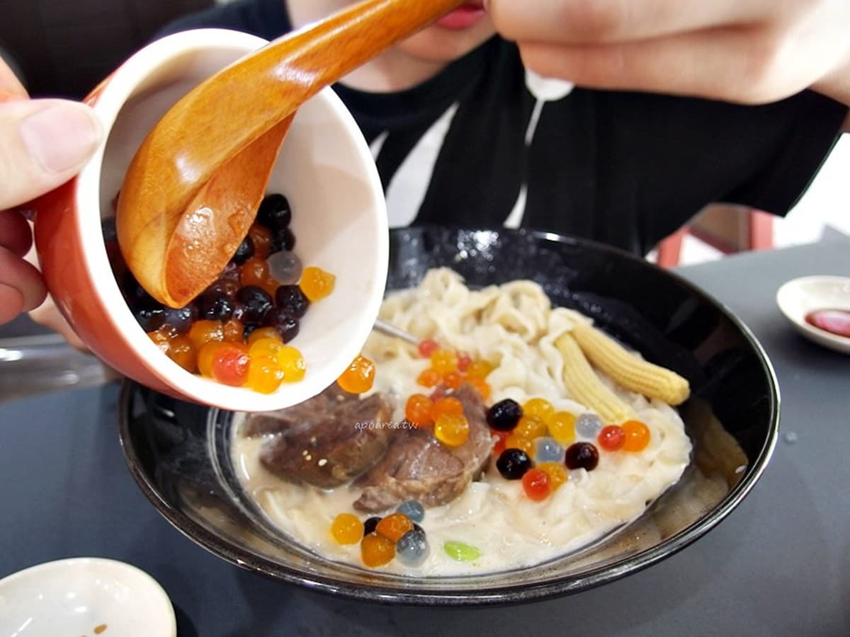 珍珠控吃「麵」啦!超美「彩虹珍珠牛肉麵」湯頭有珍奶熟悉感 珍珠控吃「麵」啦!超美「彩虹珍珠牛肉麵」湯頭有珍奶熟悉感