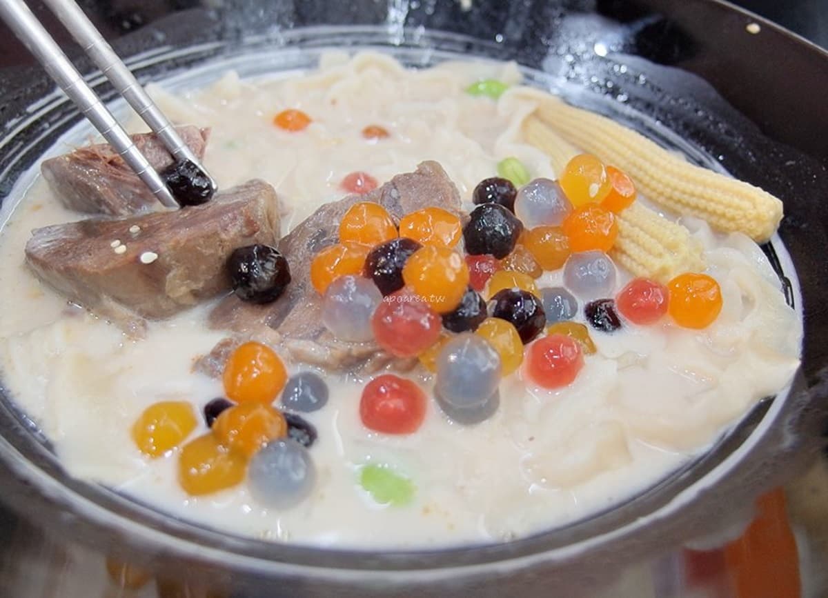 珍珠控吃「麵」啦!超美「彩虹珍珠牛肉麵」湯頭有珍奶熟悉感 珍珠控吃「麵」啦!超美「彩虹珍珠牛肉麵」湯頭有珍奶熟悉感