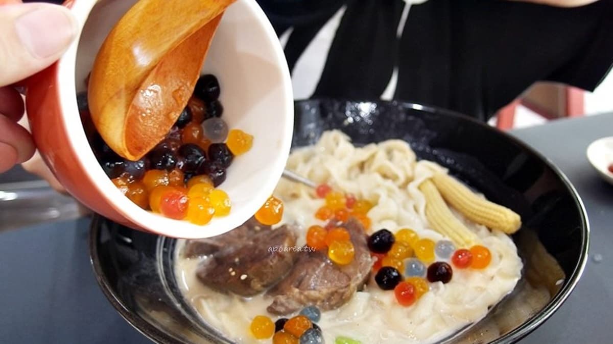 珍珠控吃「麵」啦!超美「彩虹珍珠牛肉麵」湯頭有珍奶熟悉感