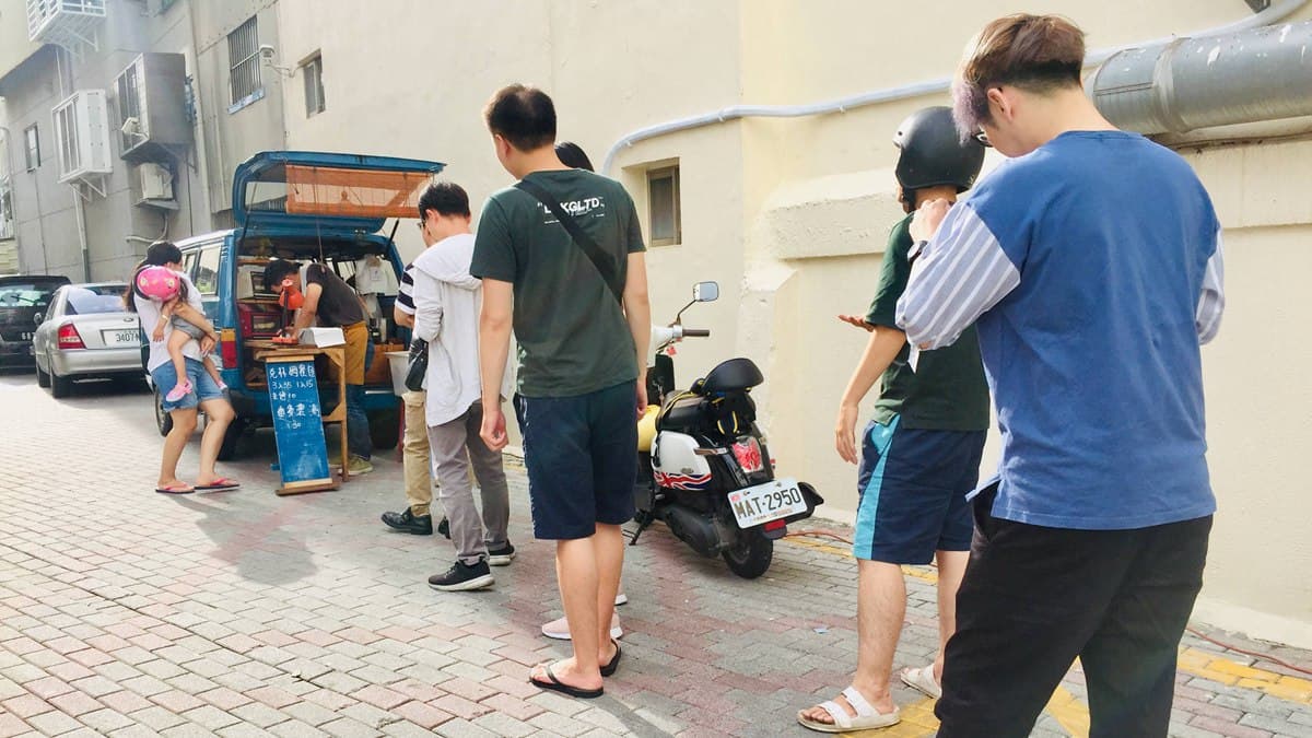 這「克林姆餐包」讓台南人排隊了!「神出鬼沒麵包車」只賣這2樣
