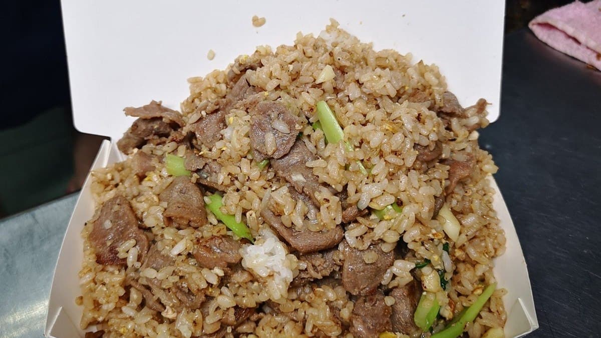 50元吃到撐!超狂阿嬤炒飯炸量,網揚言:「用新台幣懲罰」