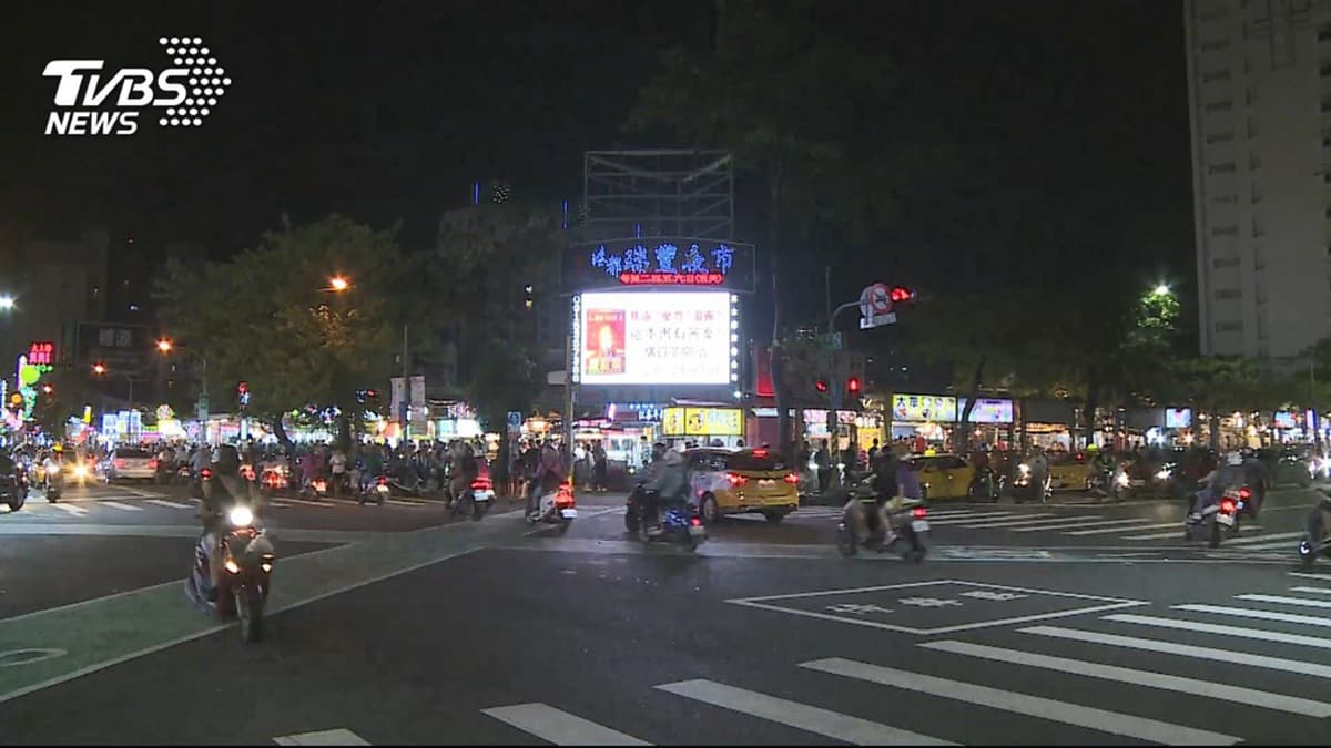 瑞豐夜市PTT鄉民推→酥炸大魷魚始祖、10元硬幣厚雞排、只賣2天臭豆腐
