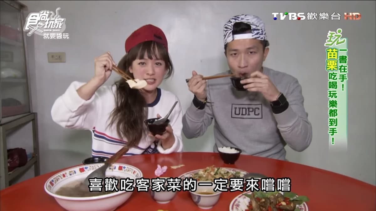 超道地客家餐!三菜一湯只要400元,吃玉米雞要沾韭菜神秘醬