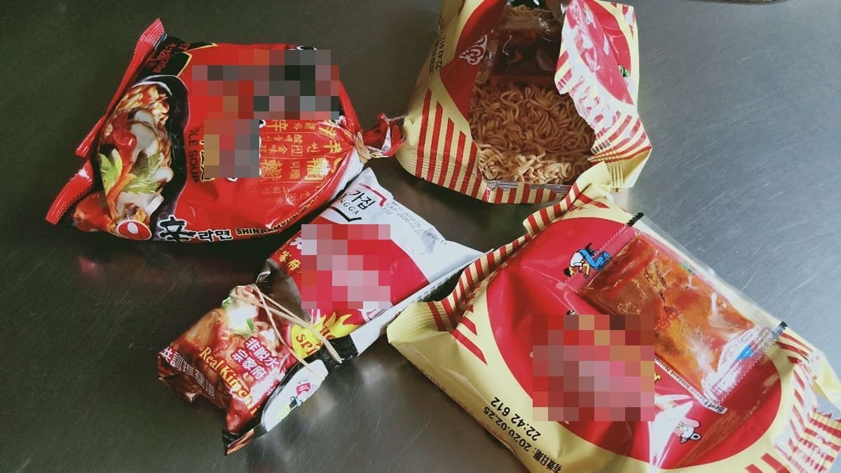 泡麵調味包「沾芭樂」?!網友震驚PO越南妻怪吃法,內行曝:「超讚」