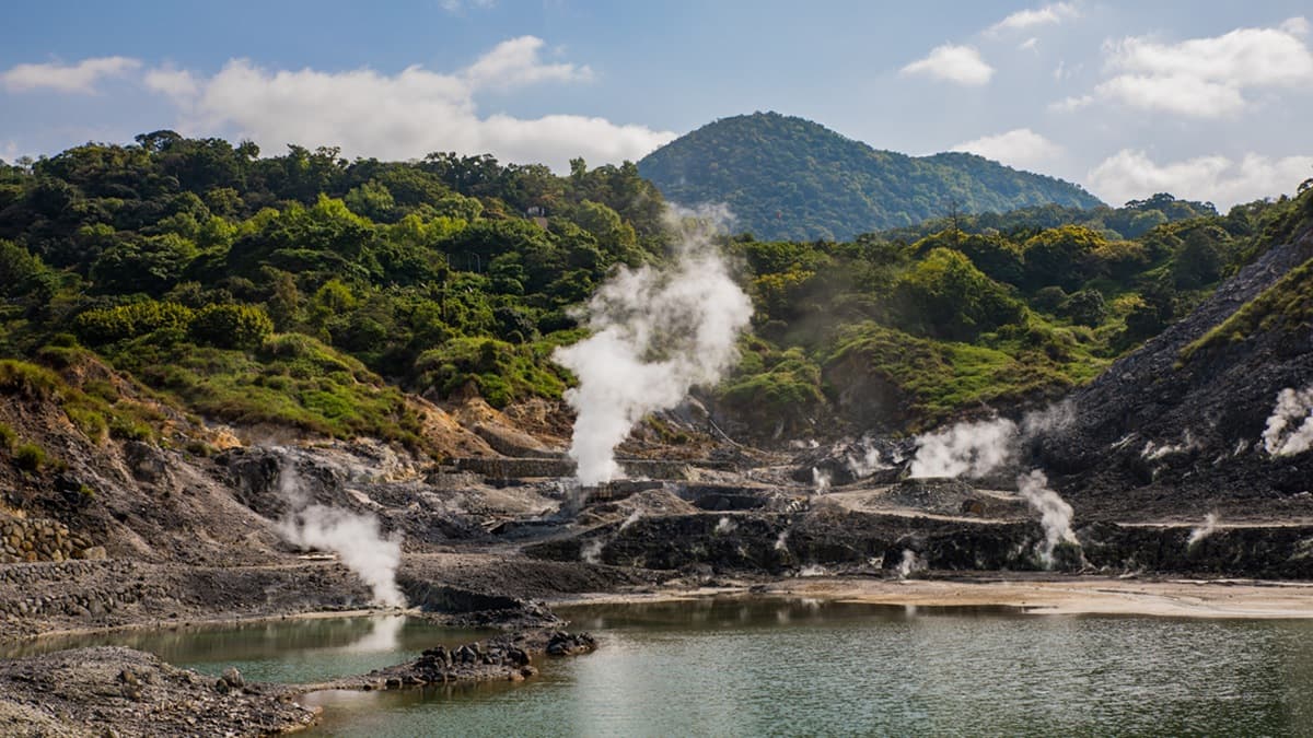 緊鄰硫磺噴氣口!陽明山奇景「大砲岩」封4年,今天重新開放了