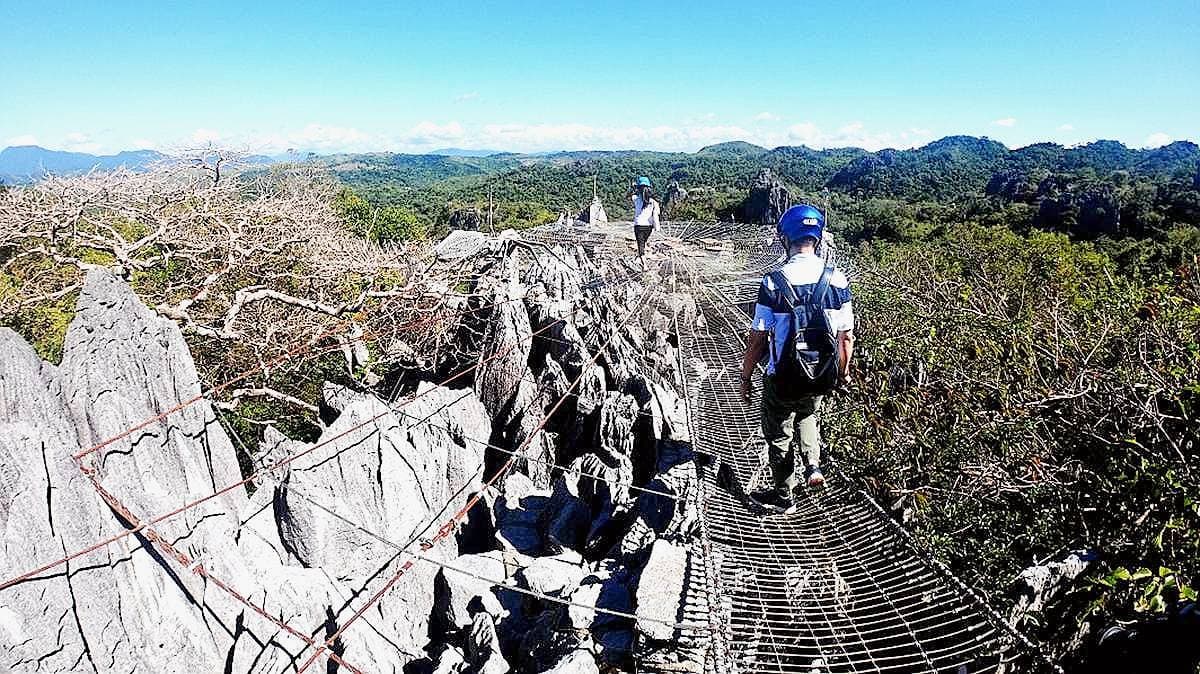 真的會腿軟!高空繩橋下就是石林,挑戰空中蜘蛛網拍IG打卡照