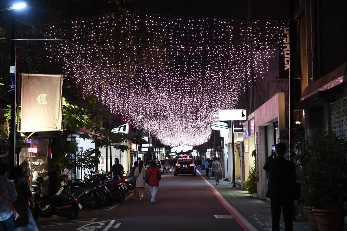 東區亮翻了!紫光隧道、浪漫透明傘、金莎球燈海鋪滿巷弄,台北秒變打卡城 東區亮翻了!紫光隧道、浪漫透明傘、金莎球燈海鋪滿巷弄,台北秒變打卡城