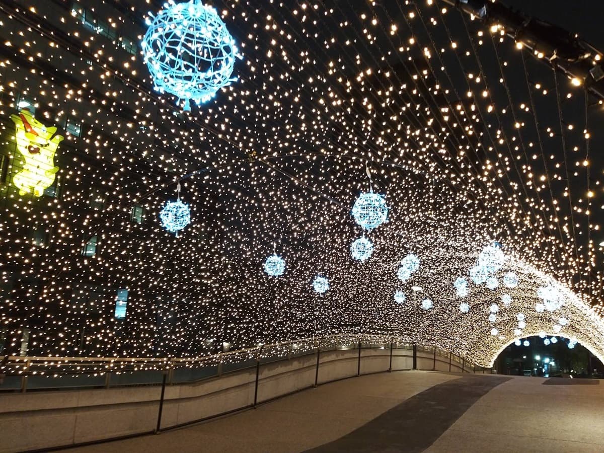 全台耶誕燈海拍美照囉!紫光隧道、黃金麋鹿好夢幻,台中TSUM TSUM最可愛 全台耶誕燈海拍美照囉!紫光隧道、黃金麋鹿好夢幻,台中TSUM TSUM最可愛
