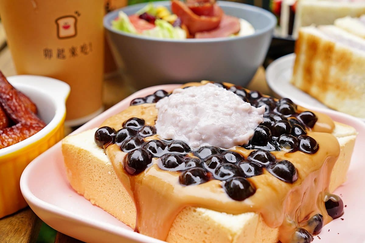 「台中丹丹」好狂!文青早餐店「芋頭x珍珠奶茶吐司」,加推「龍舟麵線」 「台中丹丹」好狂!文青早餐店「芋頭x珍珠奶茶吐司」,加推「龍舟麵線」