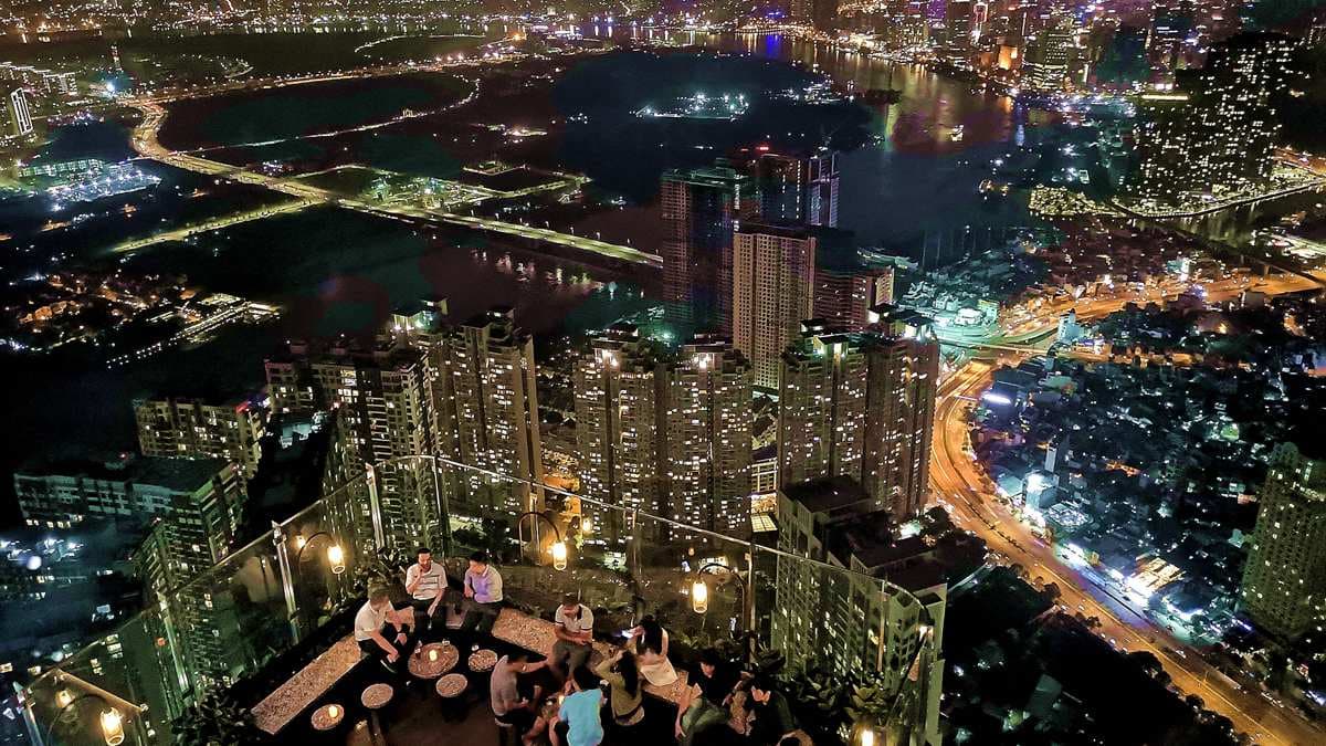 燈光美、氣氛佳!75樓高空酒吧,360度無敵夜景浪漫爆表