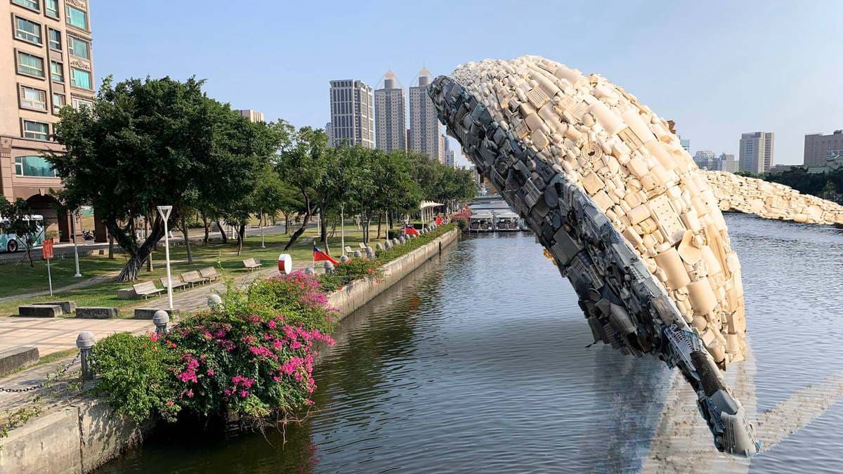 高雄愛河出現「跳躍鯨魚」,7層樓高座頭鯨竟是15噸回收垃圾做成