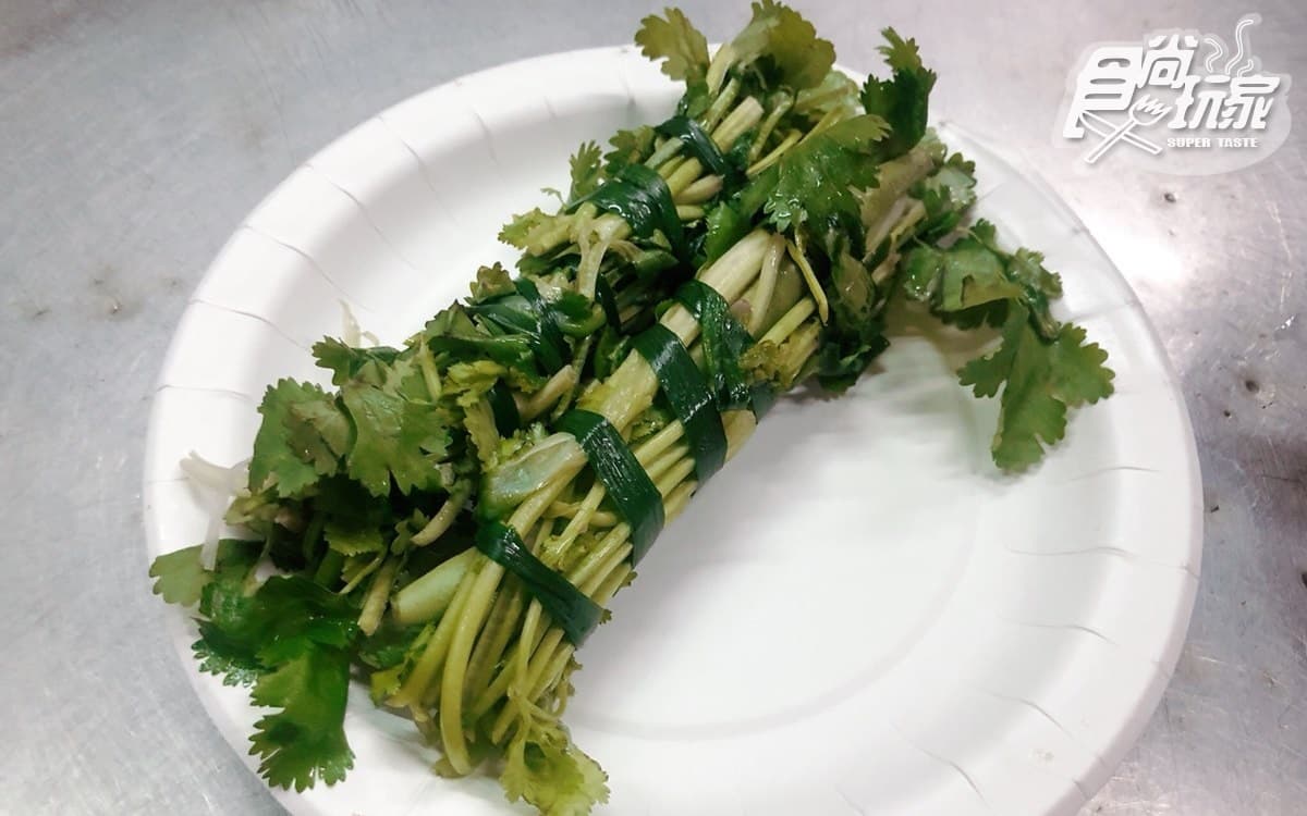 香菜控站出來!「國際討厭香菜日」嘗5大獵奇美食:香菜手搖飲、雪花冰 超狂整條「香菜捲」!北部夜市限定款,94要挑戰你的味蕾極限~