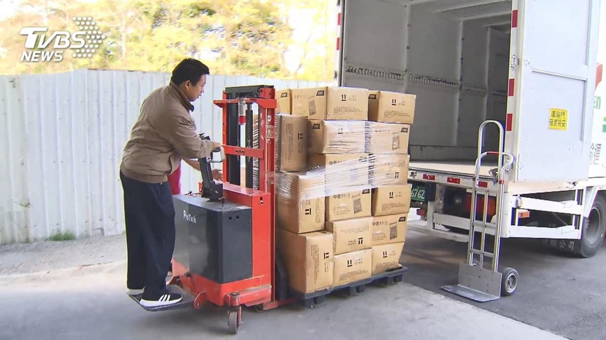 口罩降價8→6元!超商、藥局每日進260萬片「戰備口罩」,「限購3片」只到這天 口罩降價8→6元!超商、藥局每日進260萬片「戰備口罩」,「限購3片」只到這天