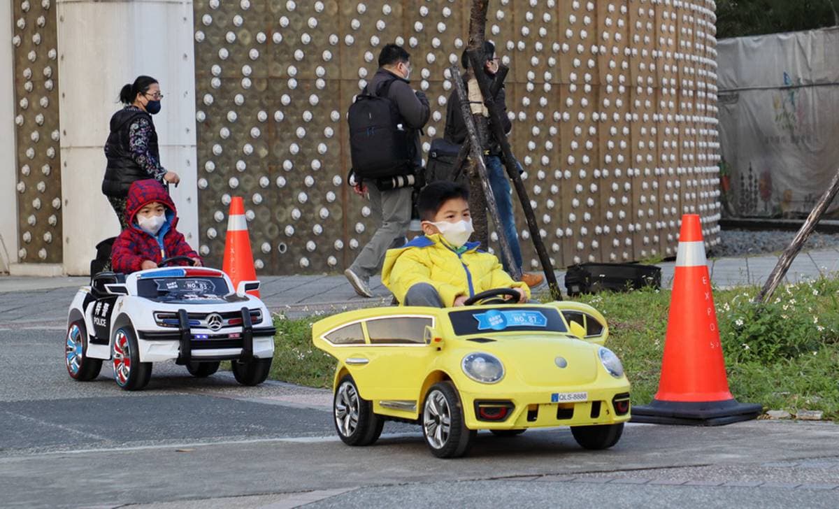 【全台遛小孩8路線】不開車也能玩,高雄、台中輕鬆旅,超好拍白色旋轉木馬、住機器人銀河旅宿 【全台遛小孩8路線】不開車也能玩,高雄、台中輕鬆旅,超好拍白色旋轉木馬、住機器人銀河旅宿