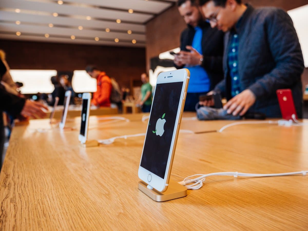 「iPhone的洞」將全消失!整支手機「6面螢幕」都能觸控,再也不用帶線了 「iPhone的洞」將全消失!整支手機「6面螢幕」都能觸控,再也不用帶線了