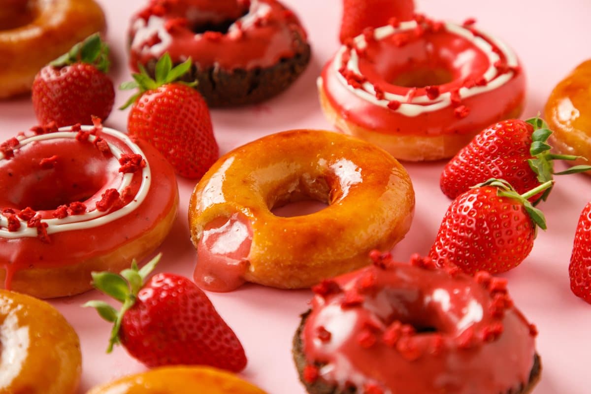 Krispy Kreme推3款「限定草莓新品」,先搶「草莓布蕾甜甜圈」「草莓巧克力蛋糕」 Krispy Kreme推3款「限定草莓新品」,先搶「草莓布蕾甜甜圈」「草莓巧克力蛋糕」