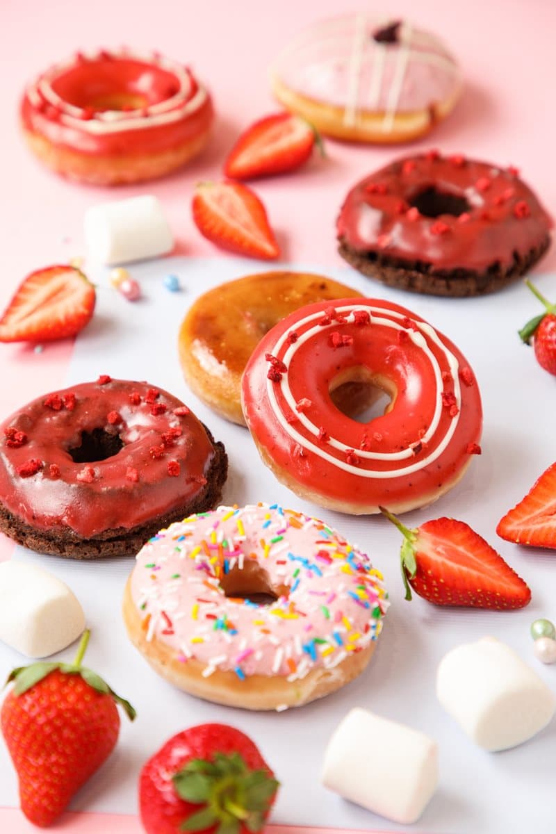Krispy Kreme推3款「限定草莓新品」,先搶「草莓布蕾甜甜圈」「草莓巧克力蛋糕」 Krispy Kreme推3款「限定草莓新品」,先搶「草莓布蕾甜甜圈」「草莓巧克力蛋糕」