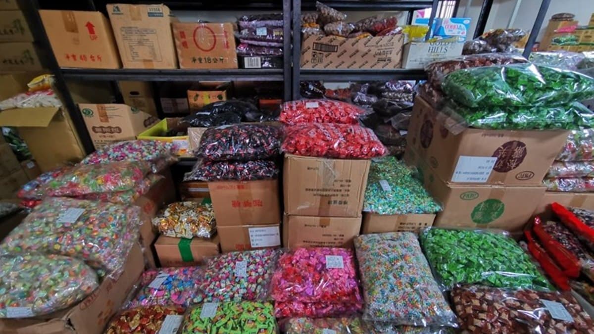 中部也有「零食界的好市多」!古早味餅乾批發好威,趕快手刀扛回家 中部也有「零食界的好市多」!古早味餅乾批發好威,趕快手刀扛回家