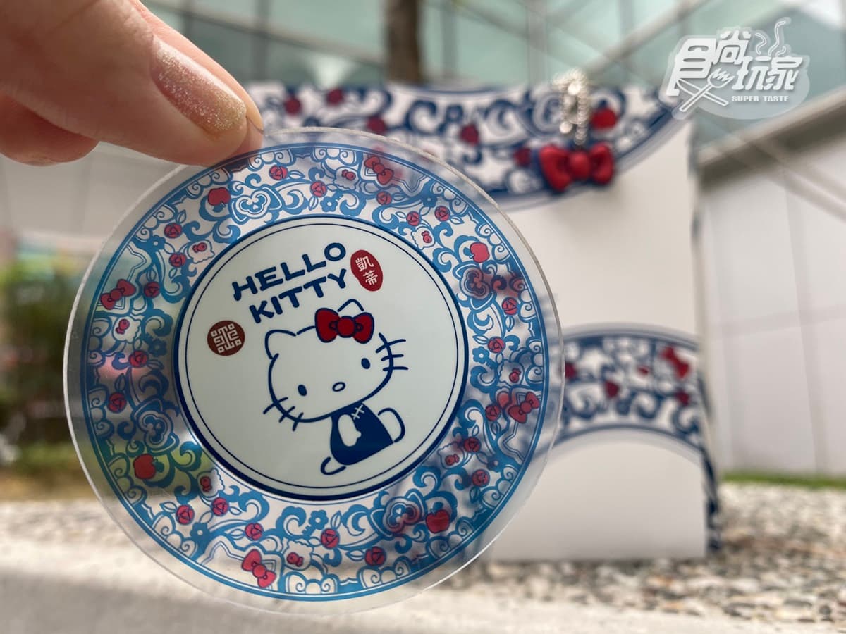 Hello Kitty穿旗袍「古典美爆發」!故宮x三麗鷗推「刺繡一卡通」,肉形石、翠玉白菜一起萌 Hello Kitty穿旗袍「古典美爆發」!故宮x三麗鷗推「刺繡一卡通」,肉形石、翠玉白菜一起萌