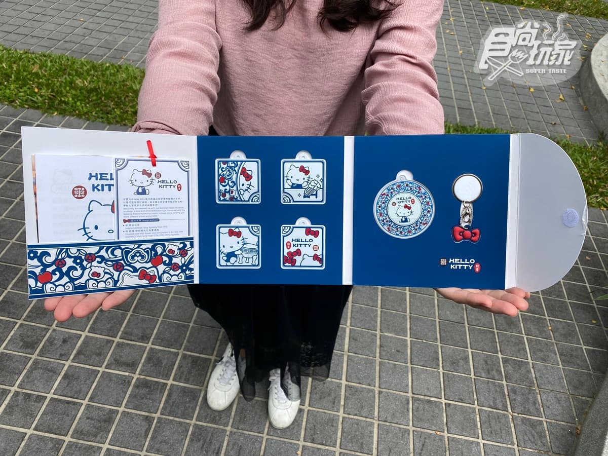 Hello Kitty穿旗袍「古典美爆發」!故宮x三麗鷗推「刺繡一卡通」,肉形石、翠玉白菜一起萌 Hello Kitty穿旗袍「古典美爆發」!故宮x三麗鷗推「刺繡一卡通」,肉形石、翠玉白菜一起萌