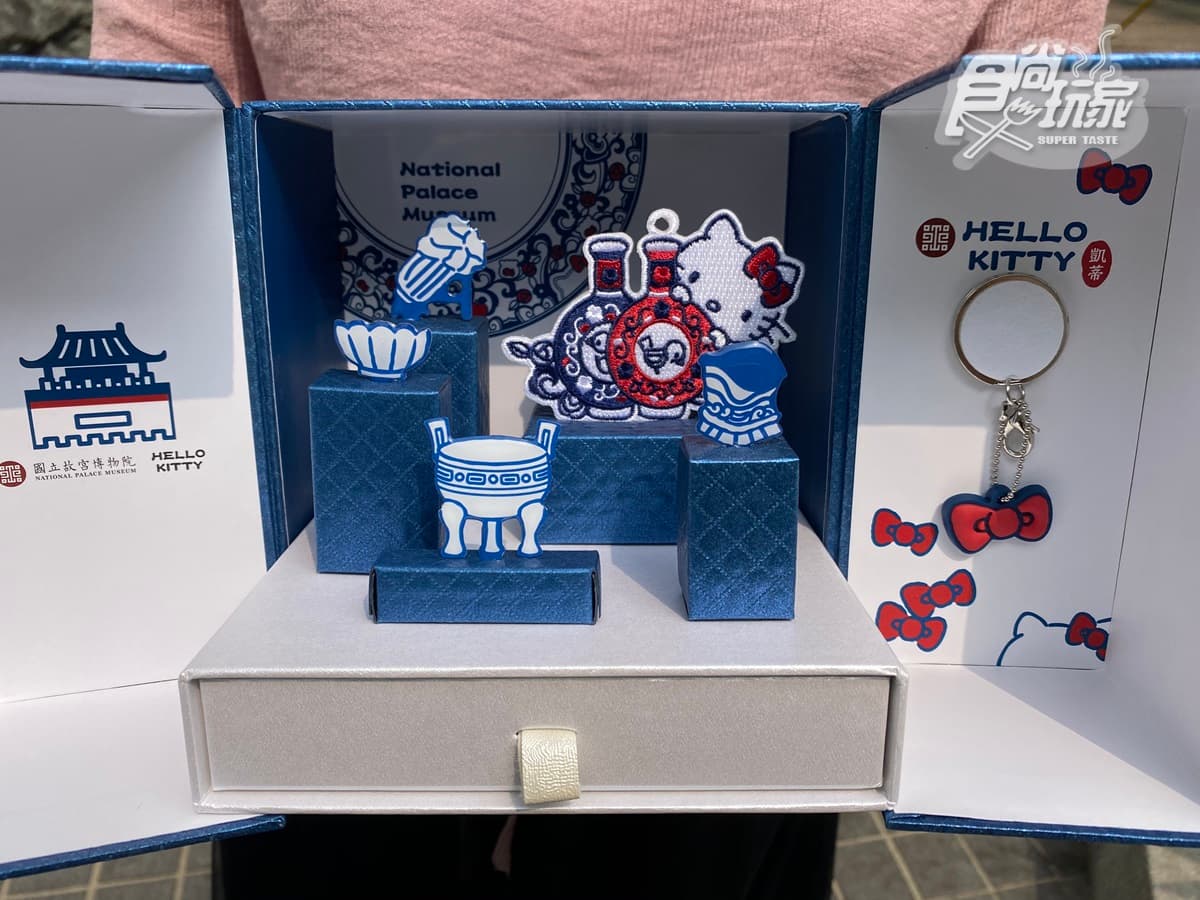 Hello Kitty穿旗袍「古典美爆發」!故宮x三麗鷗推「刺繡一卡通」,肉形石、翠玉白菜一起萌 Hello Kitty穿旗袍「古典美爆發」!故宮x三麗鷗推「刺繡一卡通」,肉形石、翠玉白菜一起萌