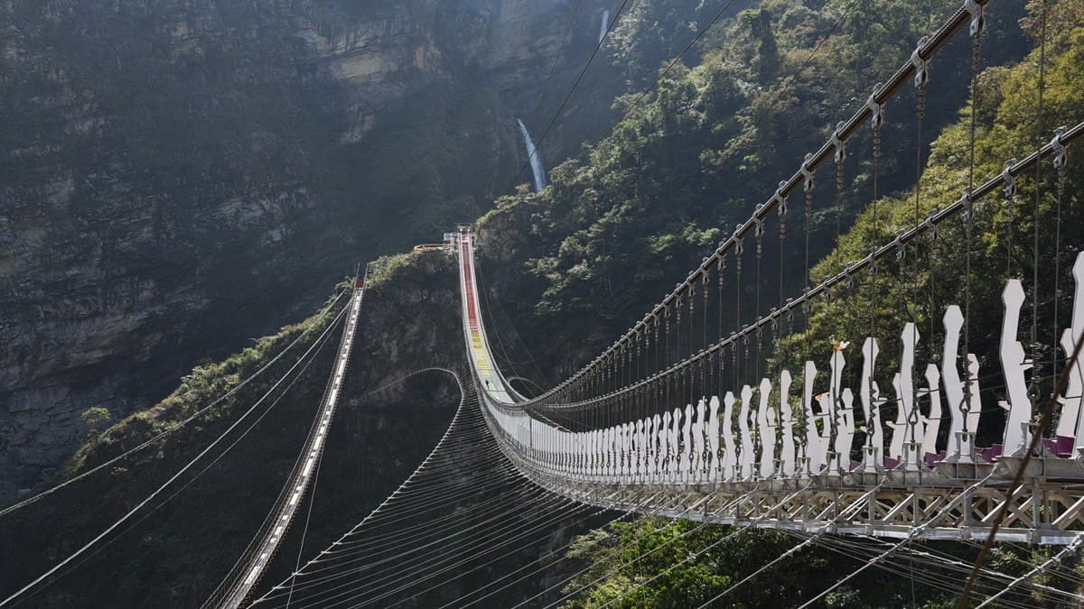 挑戰恐懼極限!30層樓高「雙龍七彩吊橋」啟用確定了,全新祕境快筆記 挑戰恐懼極限!30層樓高「雙龍七彩吊橋」啟用確定了,全新祕境快筆記