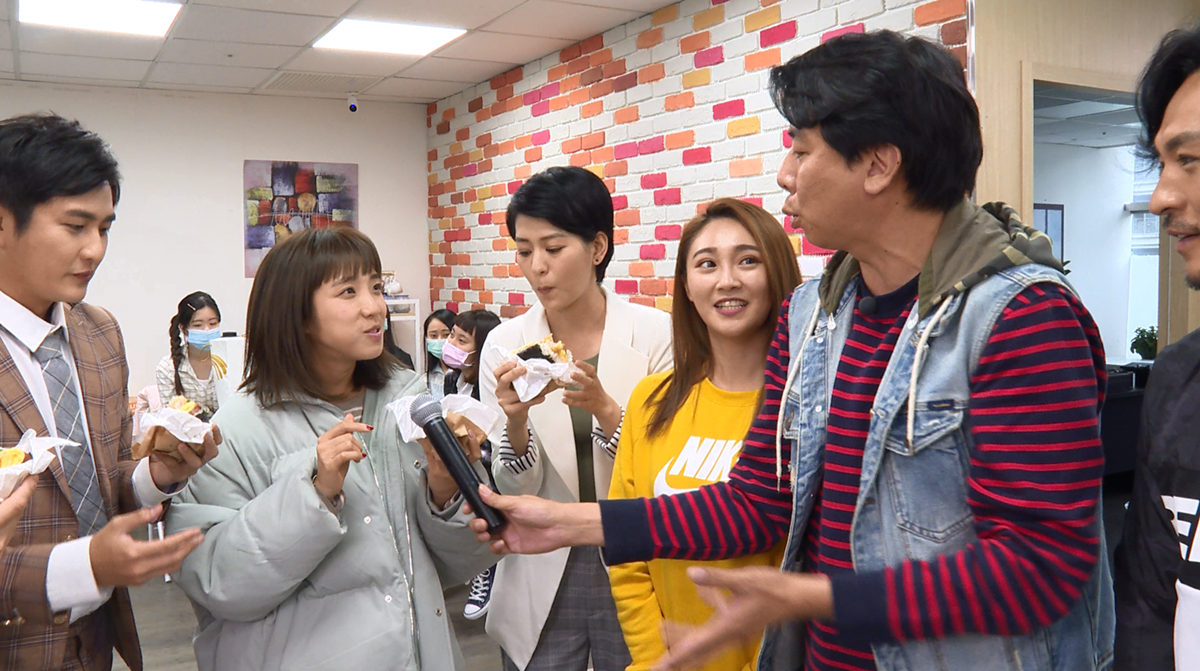食尚一姐莎莎想「婚」了!《食尚玩家》主持群「電子花車」賀囍,丟捧花、公主抱樣樣來 食尚一姐莎莎想「婚」了!《食尚玩家》主持群「電子花車」賀囍,丟捧花、公主抱樣樣來