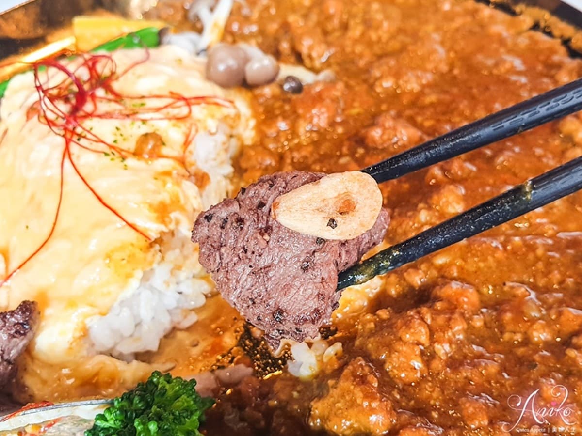 【新開店】台中復古美拍店「德化洋食」,切開「金騷包漢堡排」熔岩起司爆香作響 【新開店】台中復古美拍店「德化洋食」,切開「金騷包漢堡排」熔岩起司爆香作響