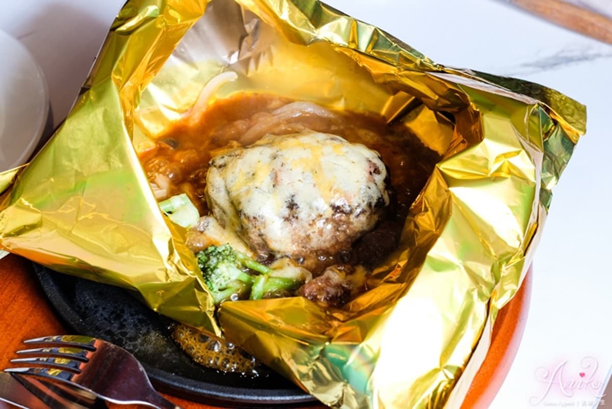 【新開店】台中復古美拍店「德化洋食」,切開「金騷包漢堡排」熔岩起司爆香作響 【新開店】台中復古美拍店「德化洋食」,切開「金騷包漢堡排」熔岩起司爆香作響