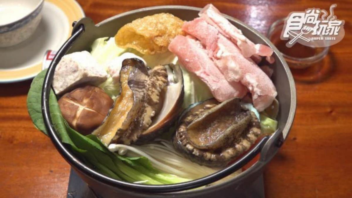 台灣極東美食!現撈九孔、鮑魚火烤兩吃,鮮甜祕訣:店門口就是海上養殖場