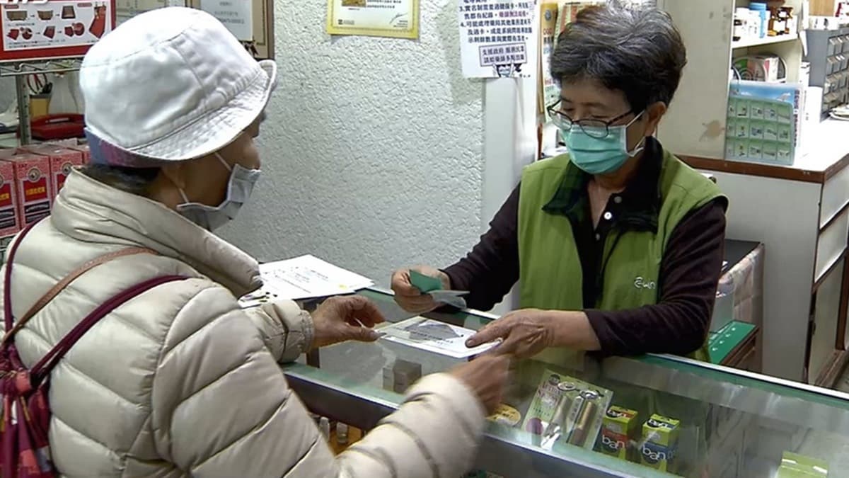 連續兩個月沒休太辛苦!陳時中證實:4/19起每週日「藥局、健保所停賣口罩」