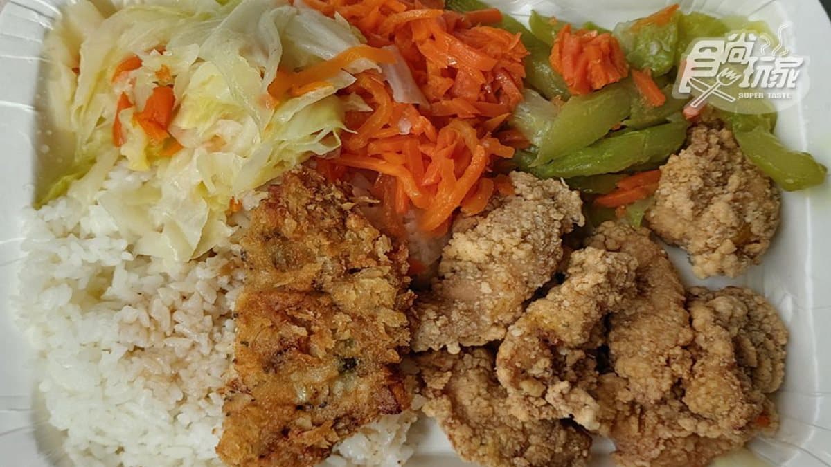 台南在地人推!鐵皮屋人氣便當店吃好又吃飽,必點鹹酥雞、魚排堡