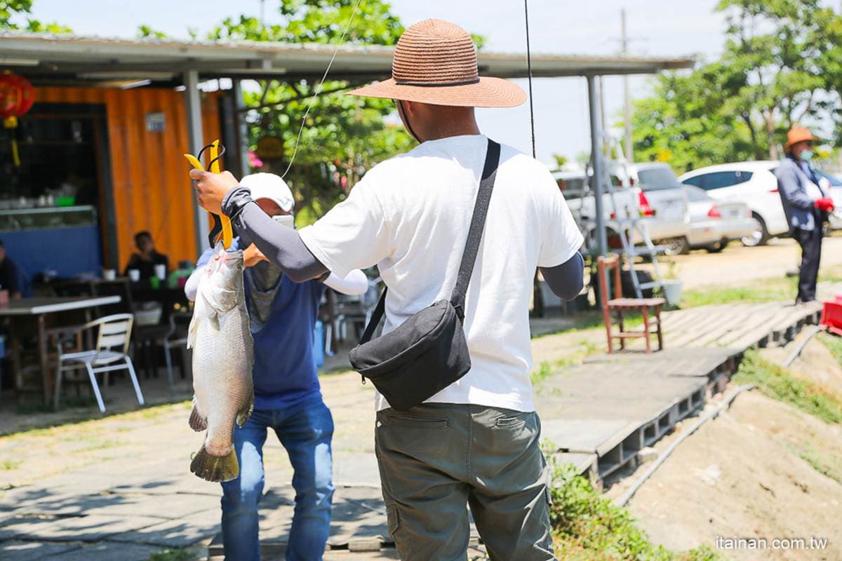 和孩子一起去釣魚!台南休閒魚池限用「路亞」,現釣現烤還可煮火鍋 和孩子一起去釣魚!台南休閒魚池限用「路亞」,現釣現烤還可煮火鍋