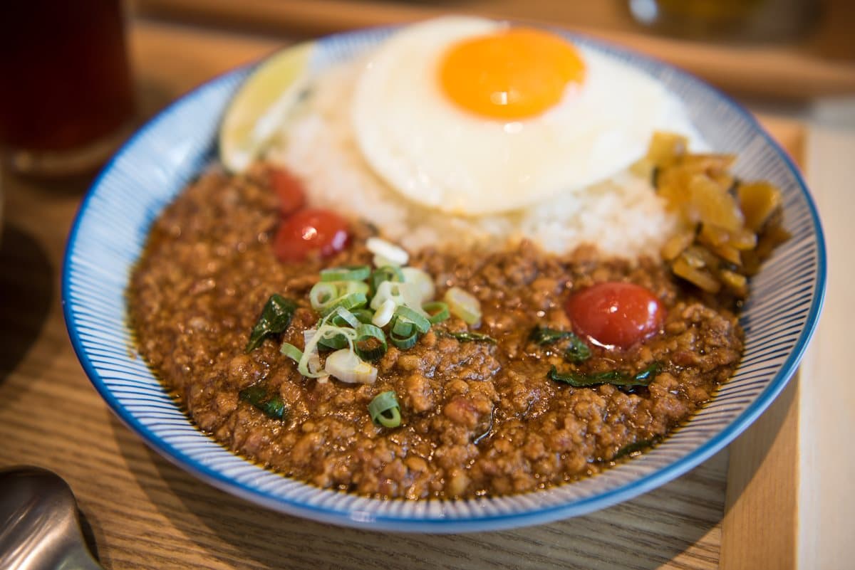 【食尚首播】這家咖哩手炒6小時好夠味!打拋豬+太陽蛋網美風超好拍 【食尚首播】這家咖哩手炒6小時好夠味!打拋豬+太陽蛋網美風超好拍