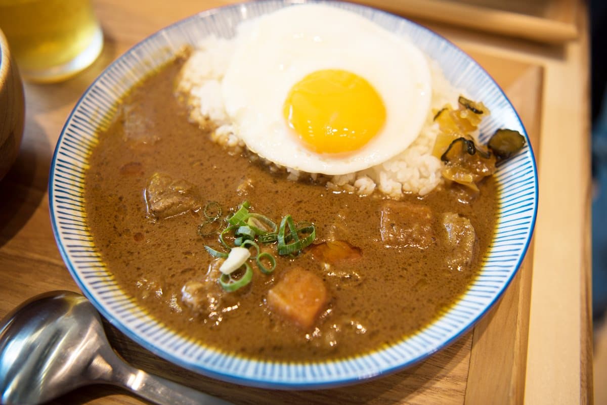 【食尚首播】這家咖哩手炒6小時好夠味!打拋豬+太陽蛋網美風超好拍 【食尚首播】這家咖哩手炒6小時好夠味!打拋豬+太陽蛋網美風超好拍