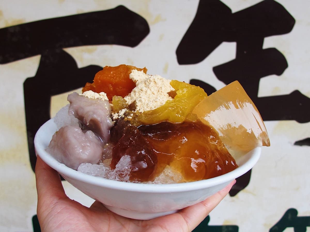 通通50年起跳!台南5款古早味冰品:百年剉冰、50元滿料芋泥冰、純手工愛玉 跟著《想見你》到台南吃冰!百年老店剉冰用古董機,配料要加手炒麵茶才對味
