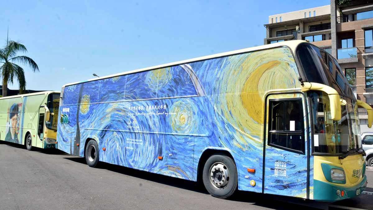 搭梵谷「星夜」去旅行,屏東世界名畫公車上路,街角遇見「蒙娜麗莎」