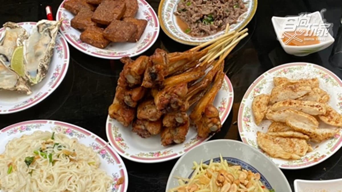 桃園道地泰式炭烤!必點鎮店3寶,脆皮雞翅要預約、發亮醃肉油脂超迷人