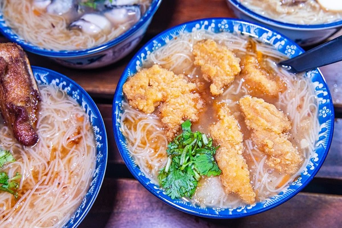 新竹東門市場浮誇系麵線!加2支豬肋排太犯規、超大蚵仔一碗有10幾顆 新竹東門市場浮誇系麵線!加2支豬肋排太犯規、超大蚵仔一碗有10幾顆