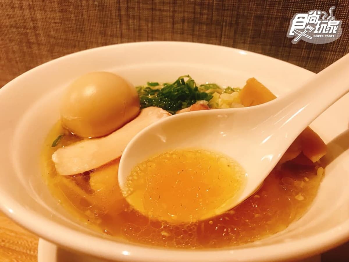 【新開店】只賣3款!鹽味雞湯拉麵超清爽,肉控必點「叉燒拼盤」整整10大片 【新開店】只賣3款!鹽味雞湯拉麵超清爽,肉控必點「叉燒拼盤」整整10大片
