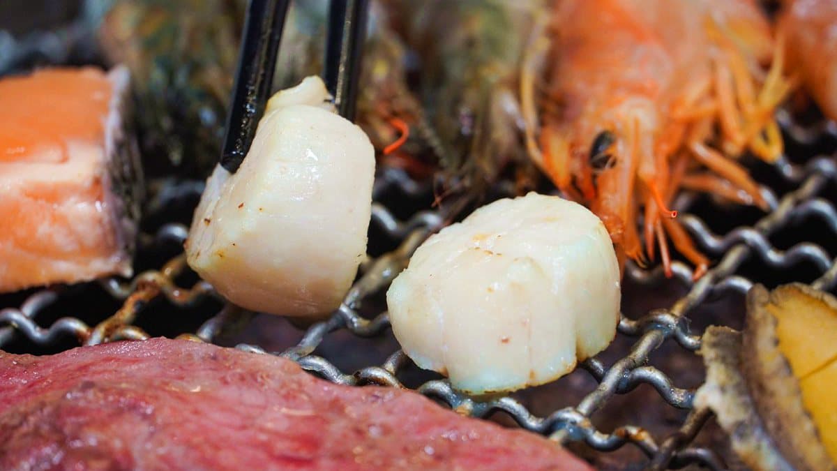 燒肉+海鮮+火鍋吃到飽只要888,對中「3」同行每人都送北海道大干貝