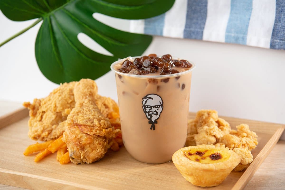 炸雞配珍奶再加碼!肯德基2款台味飲料推「整顆布丁奶茶」與「珍珠奶茶」 炸雞配珍奶再加碼!肯德基2款台味飲料推「整顆布丁奶茶」與「珍珠奶茶」